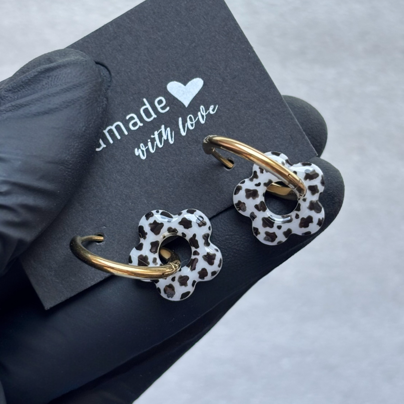 Créoles mini fleurs motif vache (noir)