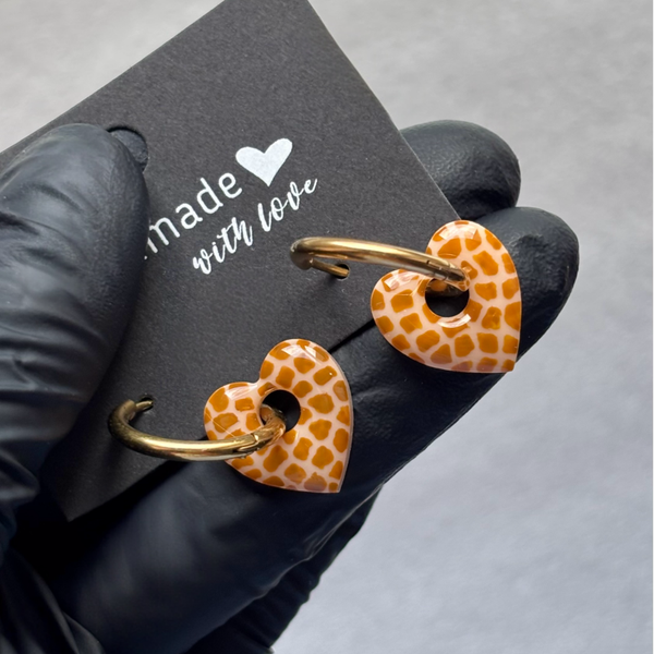 Créoles mini coeurs motif girafe