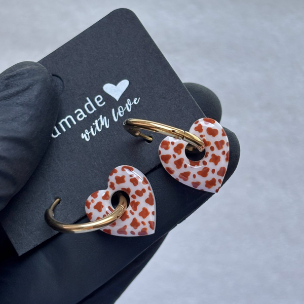 Créoles mini coeurs motif vache (brun)
