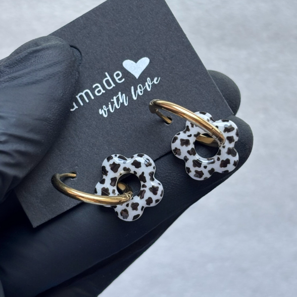 Créoles mini fleurs motif vache (noir)