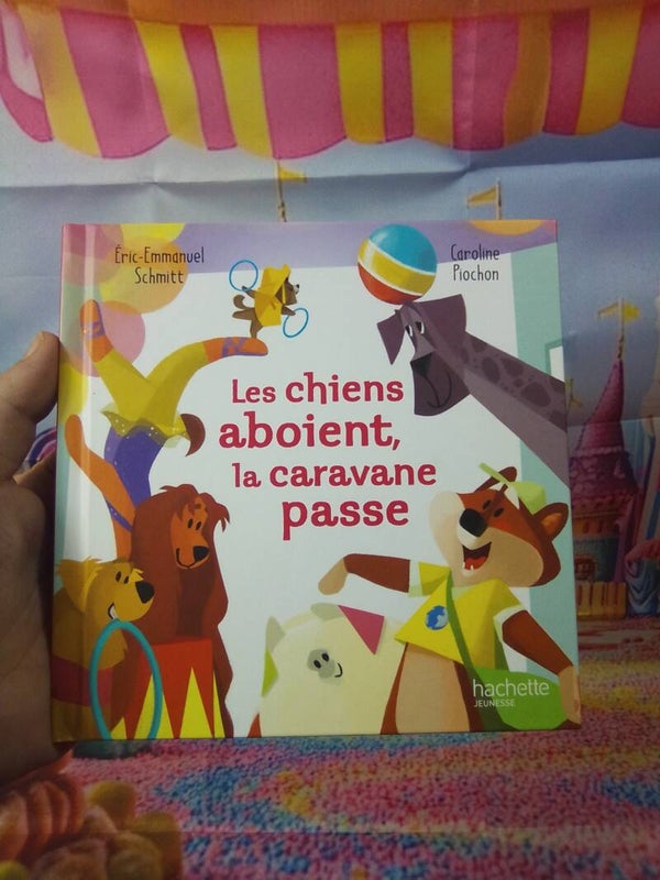 Les chiens aboient, la caravane passe