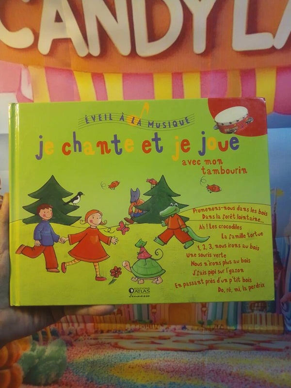 Je chante et je joue avec mon tambourin