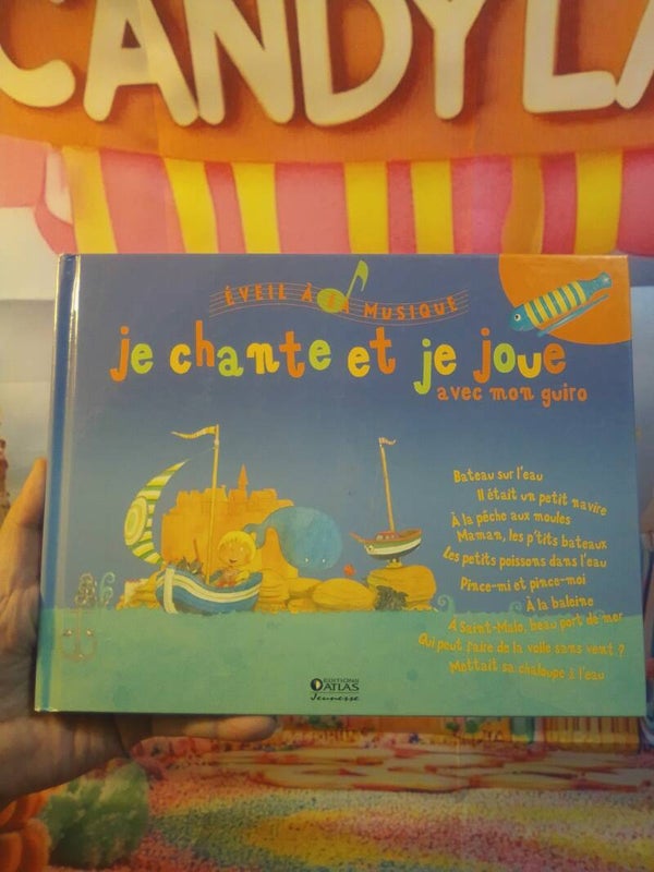 Je chante et je joue avec mon guiro
