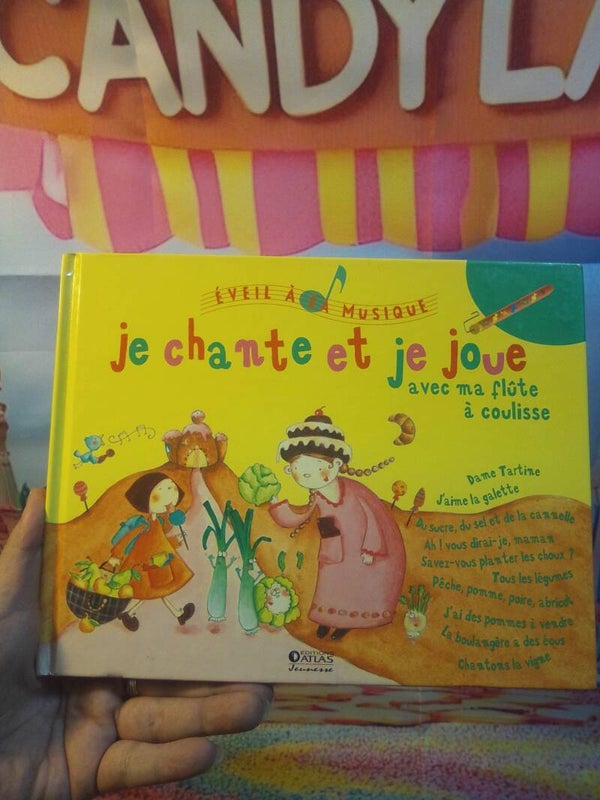 Je chante et je joue avec ma flûte à coulisse