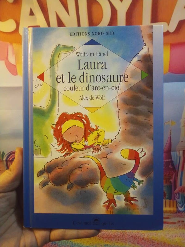 Laura et le dinosaure couleur d'arc-en-ciel