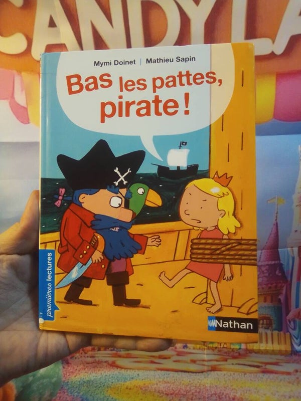Bas les pattes pirate!