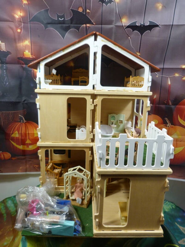 Grande maison de petites poupées