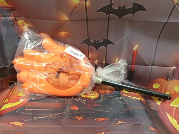 Main Halloween avec panier bonbons