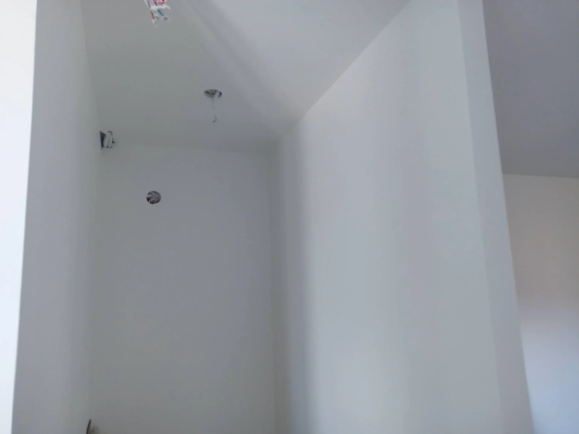 Pose de placo à Chambéry : cloison BA13 et faux plafond en cours de réalisation