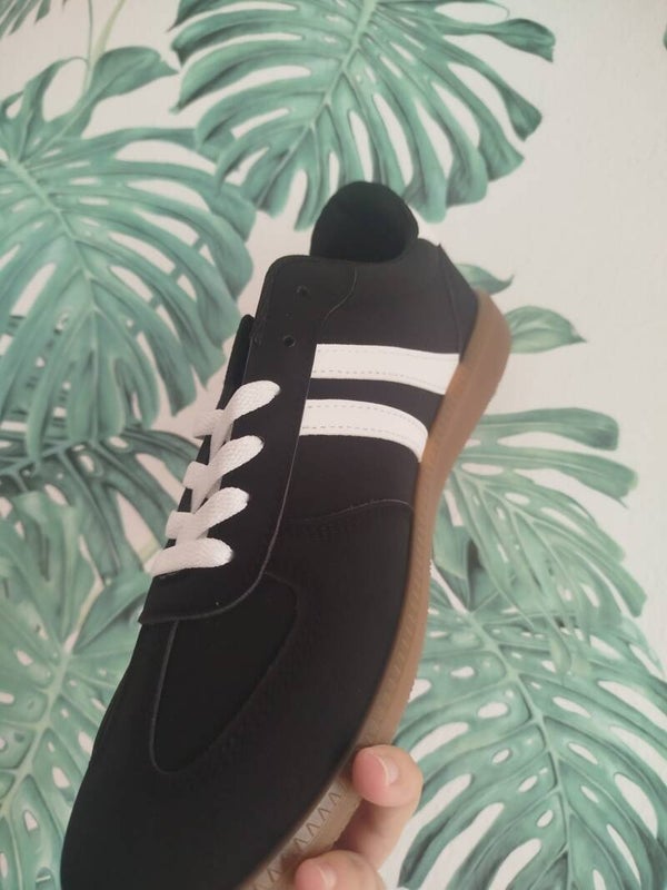 Zapatillas de hombre negras con rayas blancas