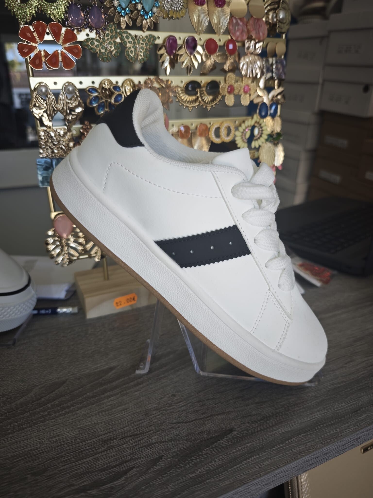zapatillas casual de niños blancas y negras