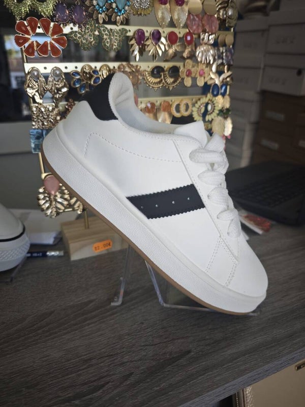 zapatillas casual de niños blancas y negras