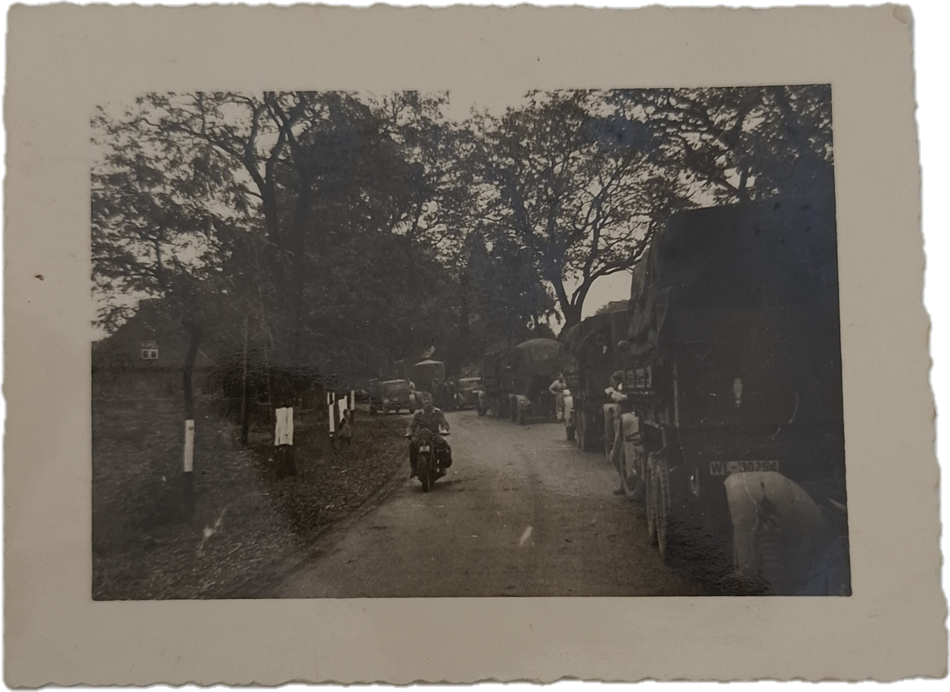 Original WW2 Photo - Wehrmacht Luftwaffe Truck Convoy & Motorcycle (WL License Plate)