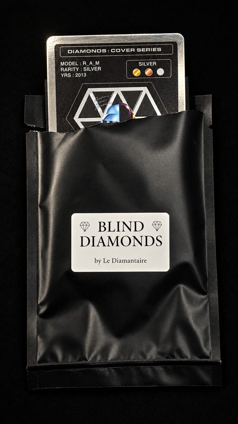 Une carte argent dépasse de sa pochette noire Blind Diamonds