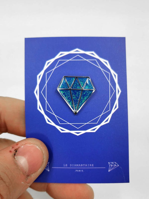 Pin's bleu à paillettes