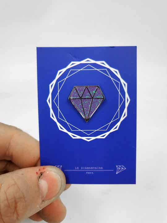 Pin's violet à paillettes
