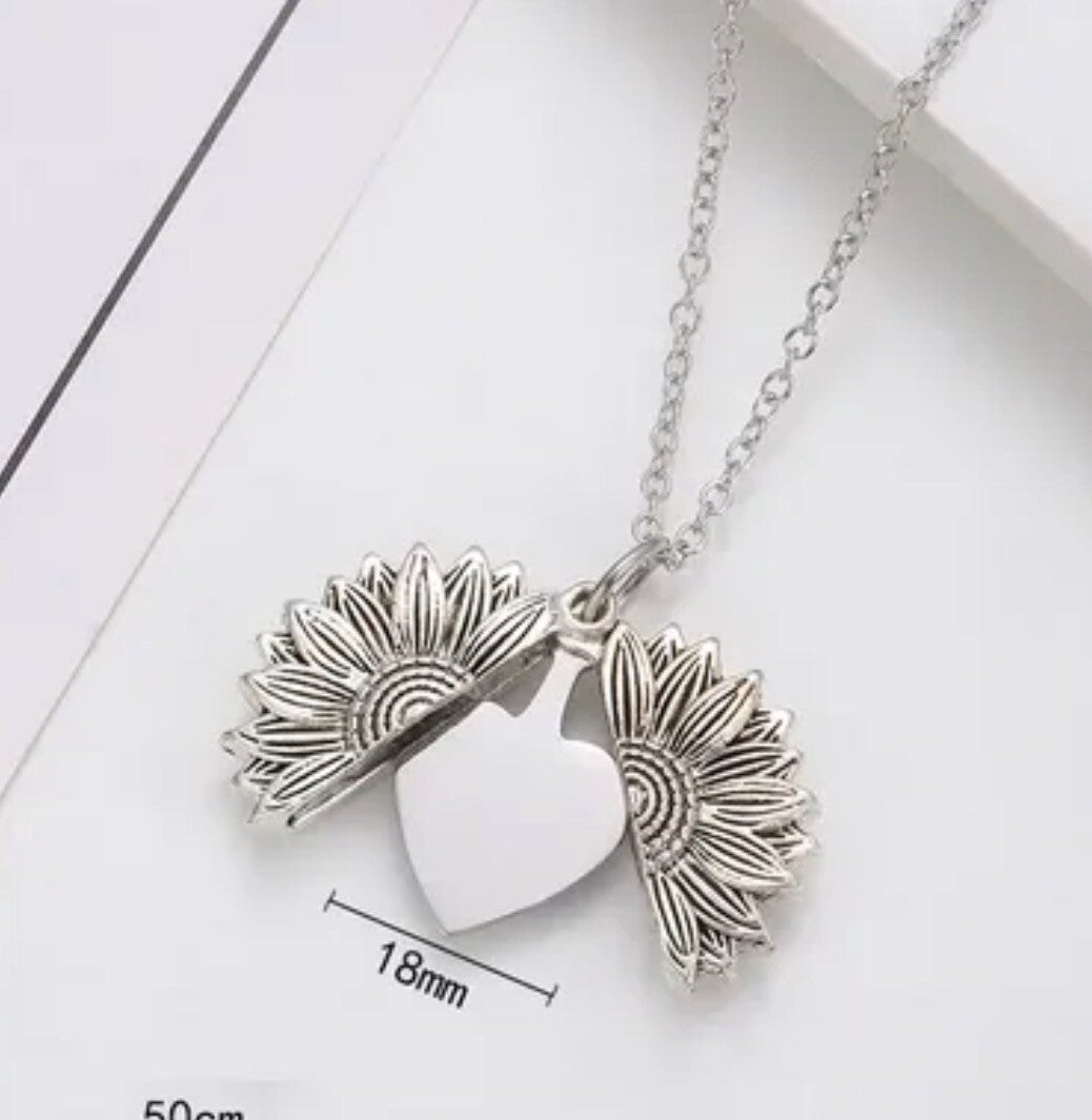 Collar secreto en flor