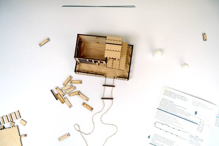 de touwladder voor het boomhutje