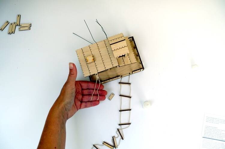 de schommel voor het boomhutje