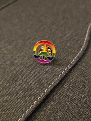 LGBTQ Gay Pride Freedom Button Pin Anstecker Badge Peace Flagge