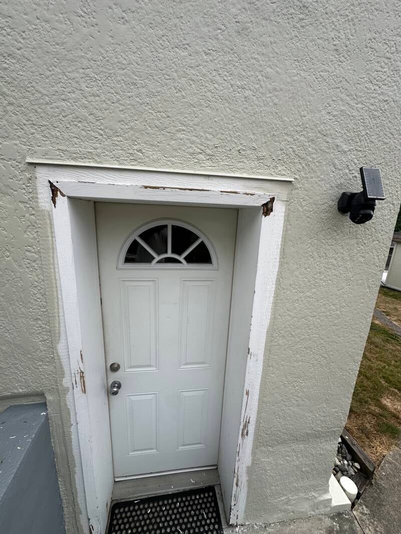rotten door framed is fixed by bondo