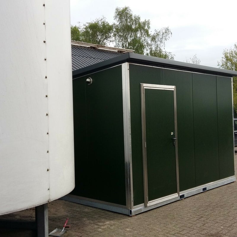 hygiene-unit-voor-bij-een-stal-of-camping-sandwichpanelen-rvs-onderdelen-deur-met-glassectie-en-standaard-loopdeur-in-kleur5.jpg