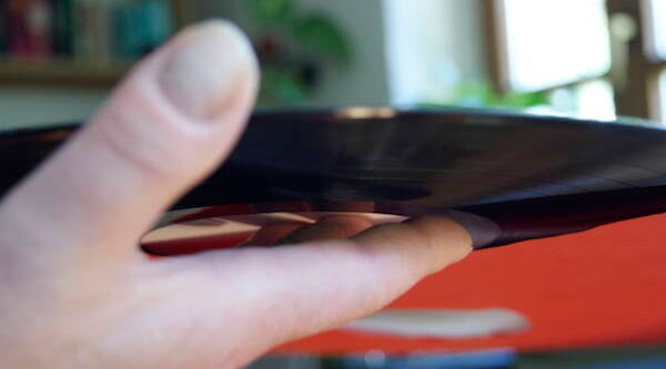 LP nach dem Abspielen zurück in die Innenhülle schieben