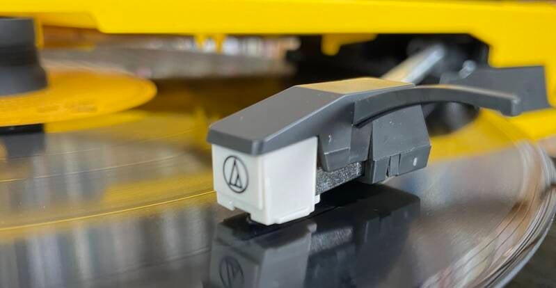 Tonabnehmer mit Haltebügel des Portable Plattenspieler Audio Technica Sound Burger AT-SB727