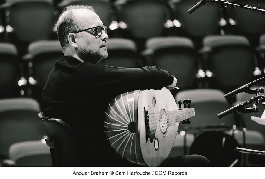 Anouar Brahem mit seiner Oud auf der Bühne vor leeren Zuschauersitzen