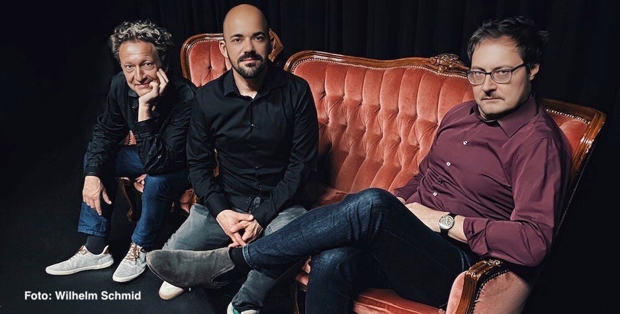 Das Axel Kühn Trio auf rotem Samt-Sofa | Die Review der LP "Vision And Movement / Live At Bix" im Vinyl-Fan Blog