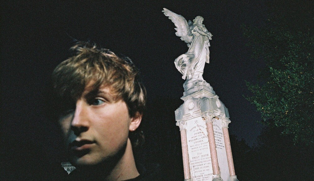 Dove Ellis vor einer Statue
