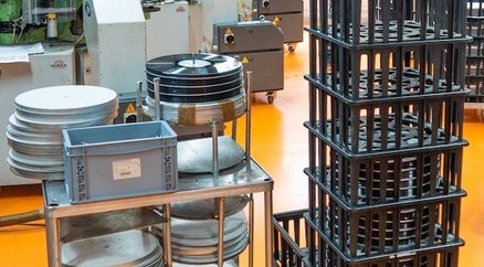 Boxen mit Abkühl-Stapel der fertigen LP