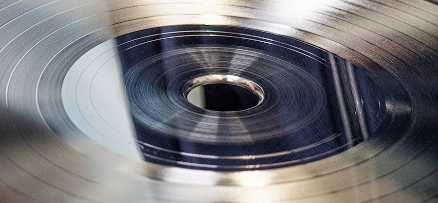 Moderne Serien-Fertigung von Schallplatten | Besuch bei optimal media