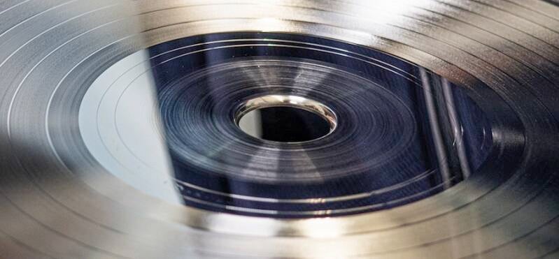 Moderne Serien-Fertigung von Schallplatten | Besuch bei optimal media