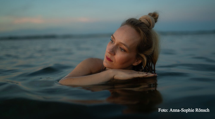 Sarah Weiß auf dem Meer | Die Review zur LP "Back To Surface" im Vinyl-Fan Blog