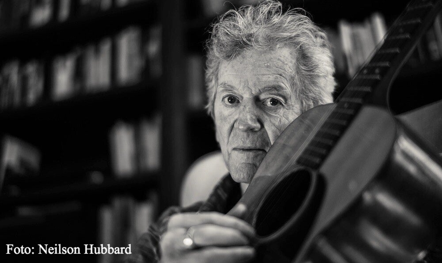 Rodney Crowell mit Gitarre - Schwarz-Weiß-Foto | Die Review im Vinyl-Fan Blog