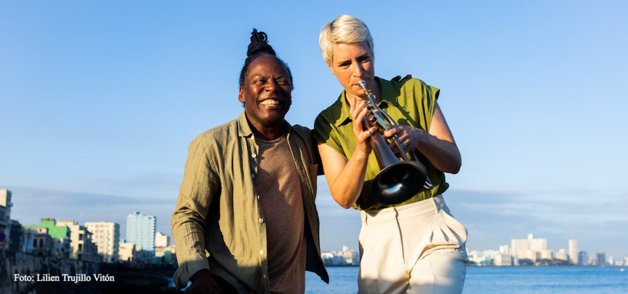 Ramón Valle und Maite Hontelé (mit Trompete) vor blauem Himmel und Havanna im Hintergrund