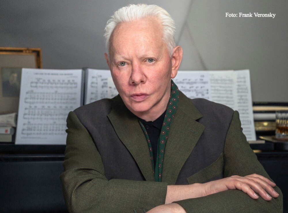 Joe Jackson im dunkel-grünen Sakko - Foto: Frank Veronsky | Review Vinyl-Fan Blog