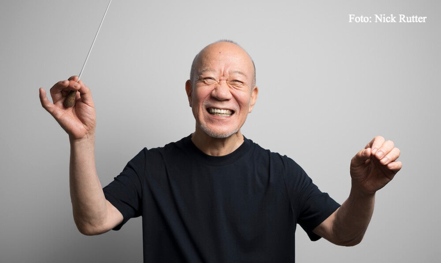 Joe Hisaishi im T-Shirt und Taktstock | Die Review im VInyl-Fan Blog