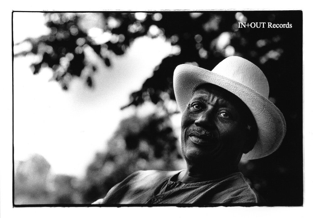 Mika Hary  am Mikrofon