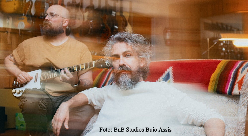 Joey Landreth mit Gitarre und Dave Landreth im weißen Pullover | Die Review im Vinyl-Fan Blog