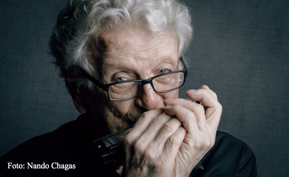 Mauricio Einhorn spielt die Mundharmonika