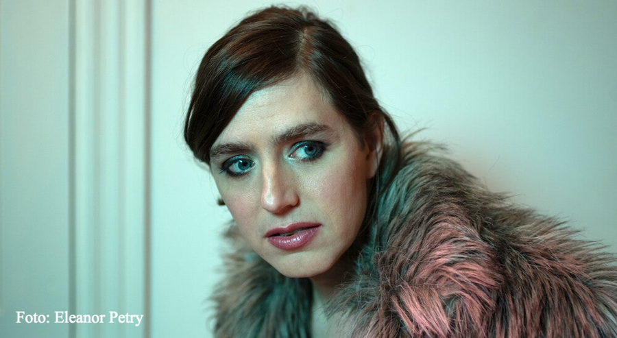 Ezra Furman mit Pelz über den Schultern | Die Review zur LP "Goodbye Small Head" im Vinyl-Fan Blog