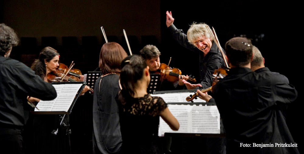 Giovanni Antonini dirigiert das Kammerorchester Basel