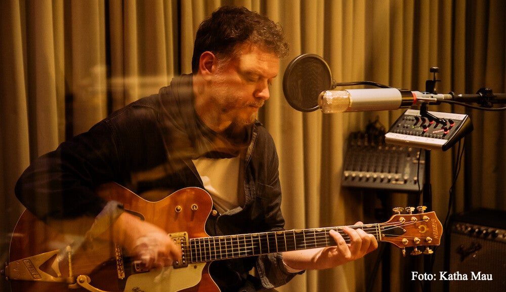 Alon Lotringer an der Gitarre im Studio