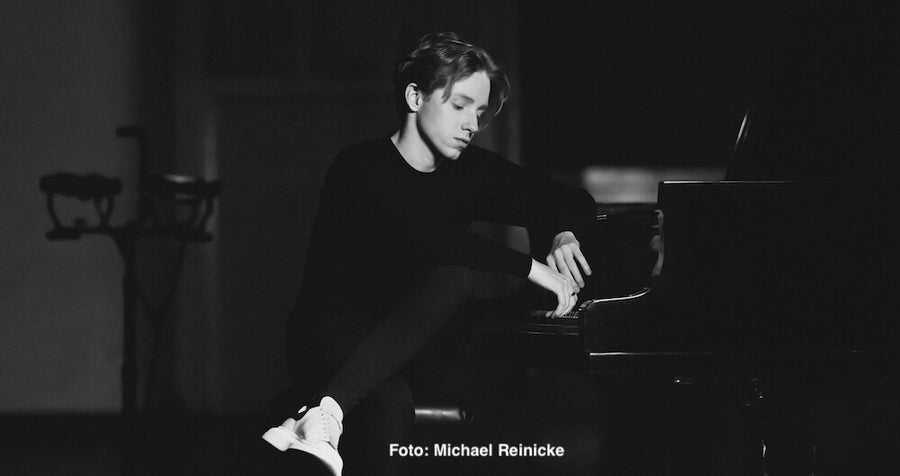 Julius Asal gedankenversunken am Piano - Schwarzweiß-Foto