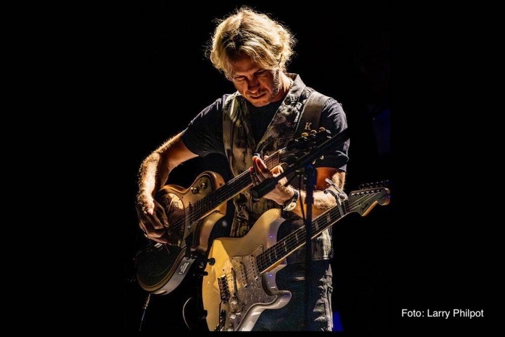 Kenny Wayne Shepherd mit zwei Gitarren | Foto: Larry Philpot