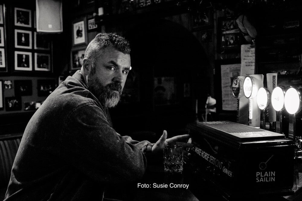 Mick Flannery in einer Bar - schwarzweiß Foto von Susie Conroy