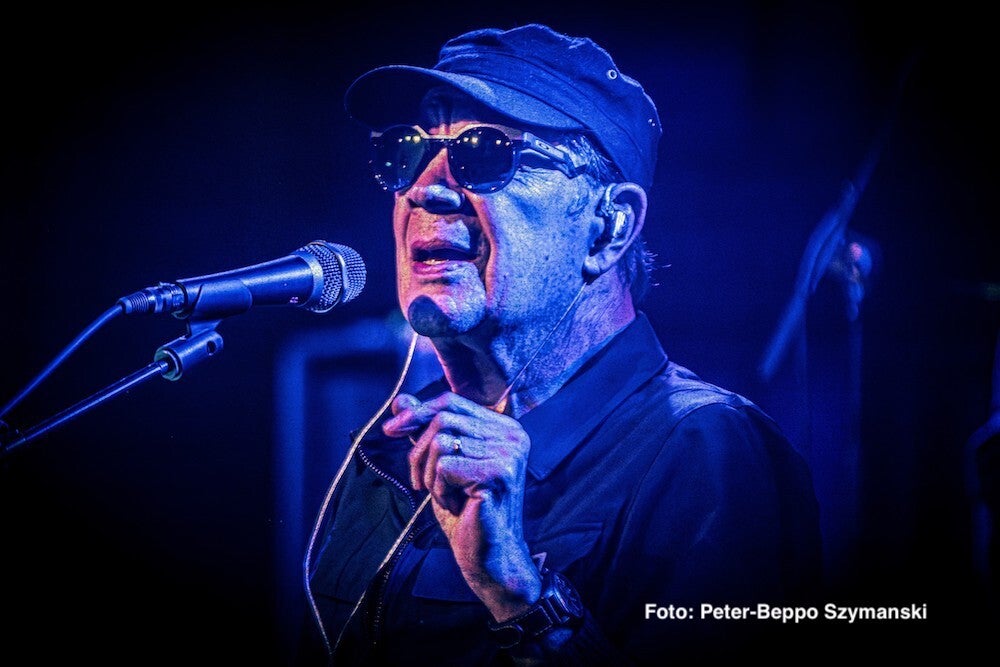 Mitch Ryder am Mikrofon beim Livekonzert in Berlin