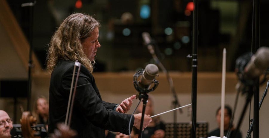 Nathan Henninger dirigiert das Scoring Berlin Orchestra